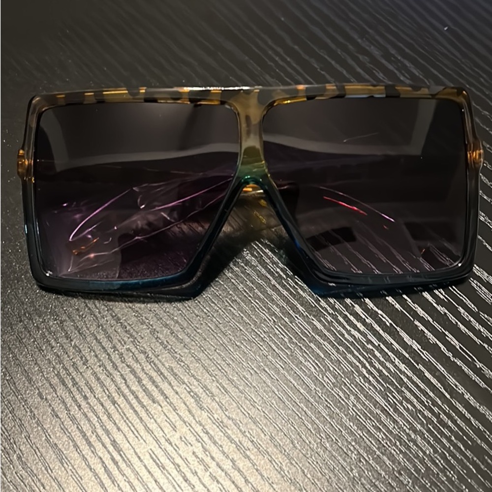 Oversize sunglasses